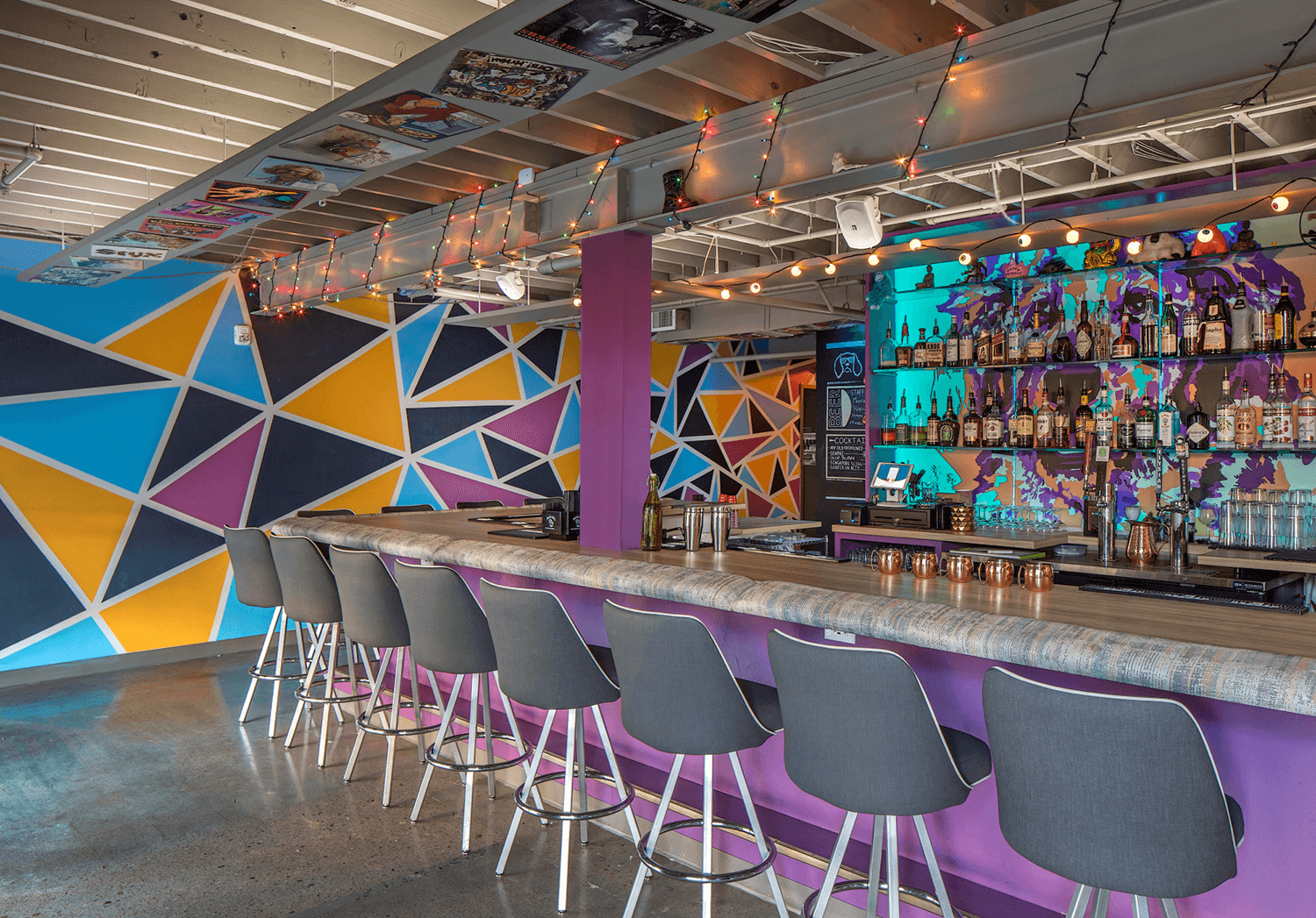 Renos Karaoke Bar, interior design
